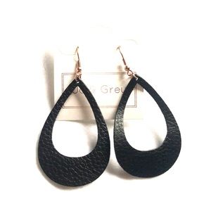 3/$20 🌟Black faux leather tear drop earrings